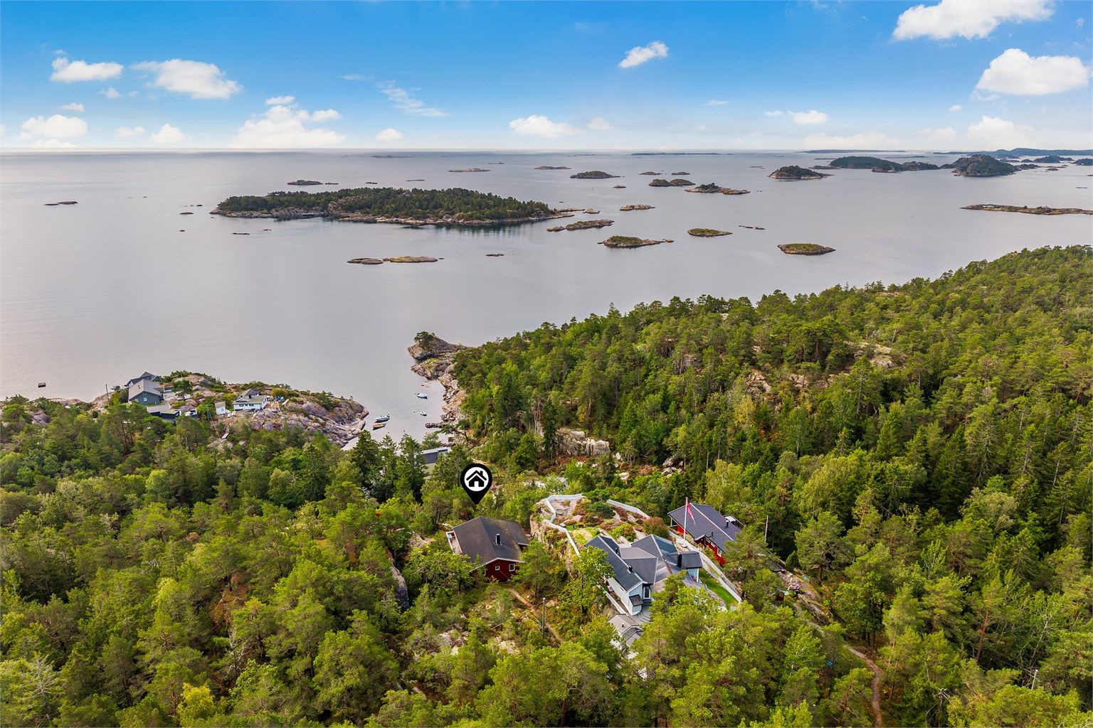 Fine turstier i umiddelbar nærhet og kort avstand til sjøen.