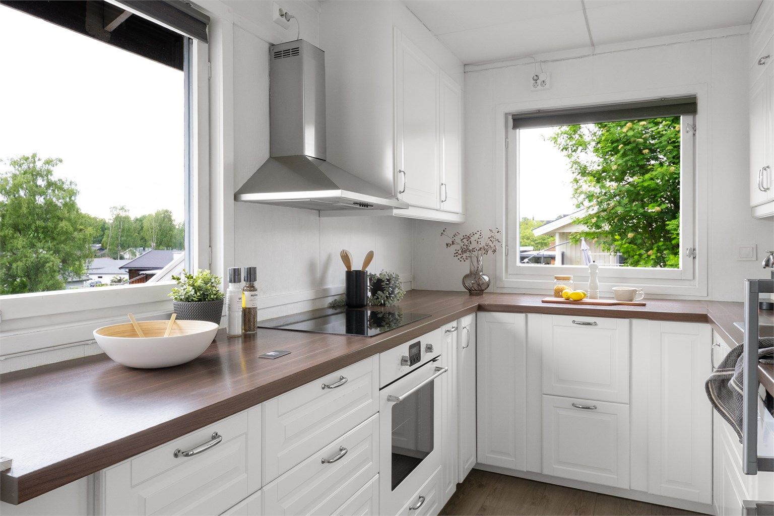 Kjøkkenet har innredning med profilerte fronter og laminert benkeplate.