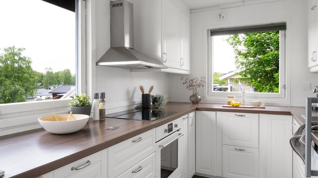 Kjøkkenet har innredning med profilerte fronter og laminert benkeplate.