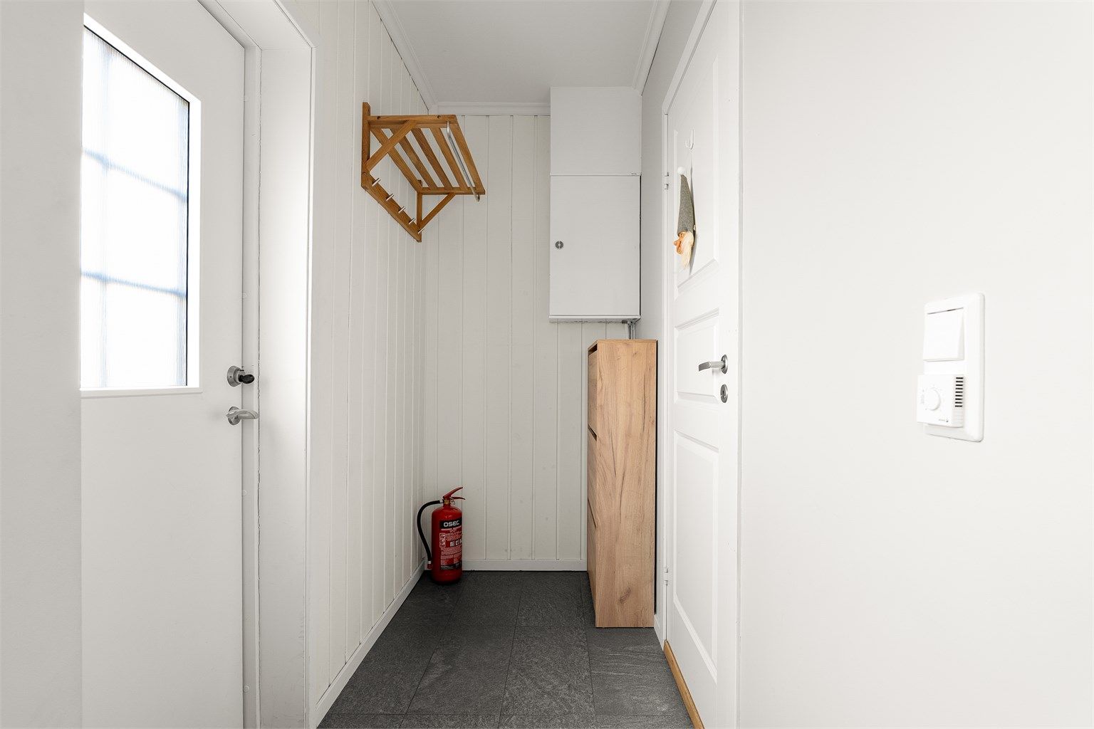 Leilighetens elektriske anlegg ble oppgradert samtidig med oppussing i 2015. Sikringsskapet er montert i entreen.
