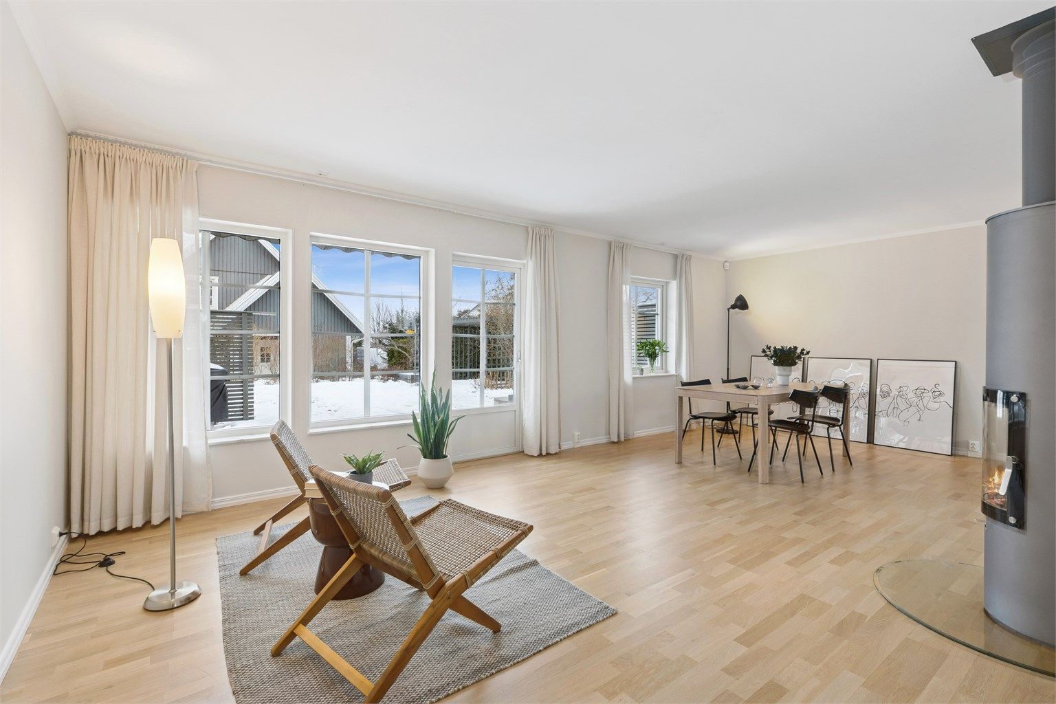 Alle vegger, tak, listverk, karmer, dører og garderobeskap ble malt i hele huset i 2024. Parkett i alle rom/hele huset inkludert trappen ble slipt og lakket.
