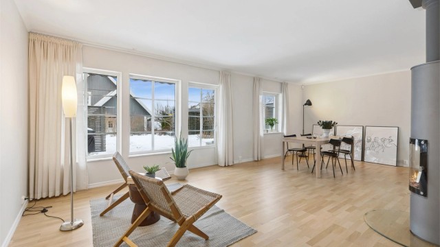 Alle vegger, tak, listverk, karmer, dører og garderobeskap ble malt i hele huset i 2024. Parkett i alle rom/hele huset inkludert trappen ble slipt og lakket.