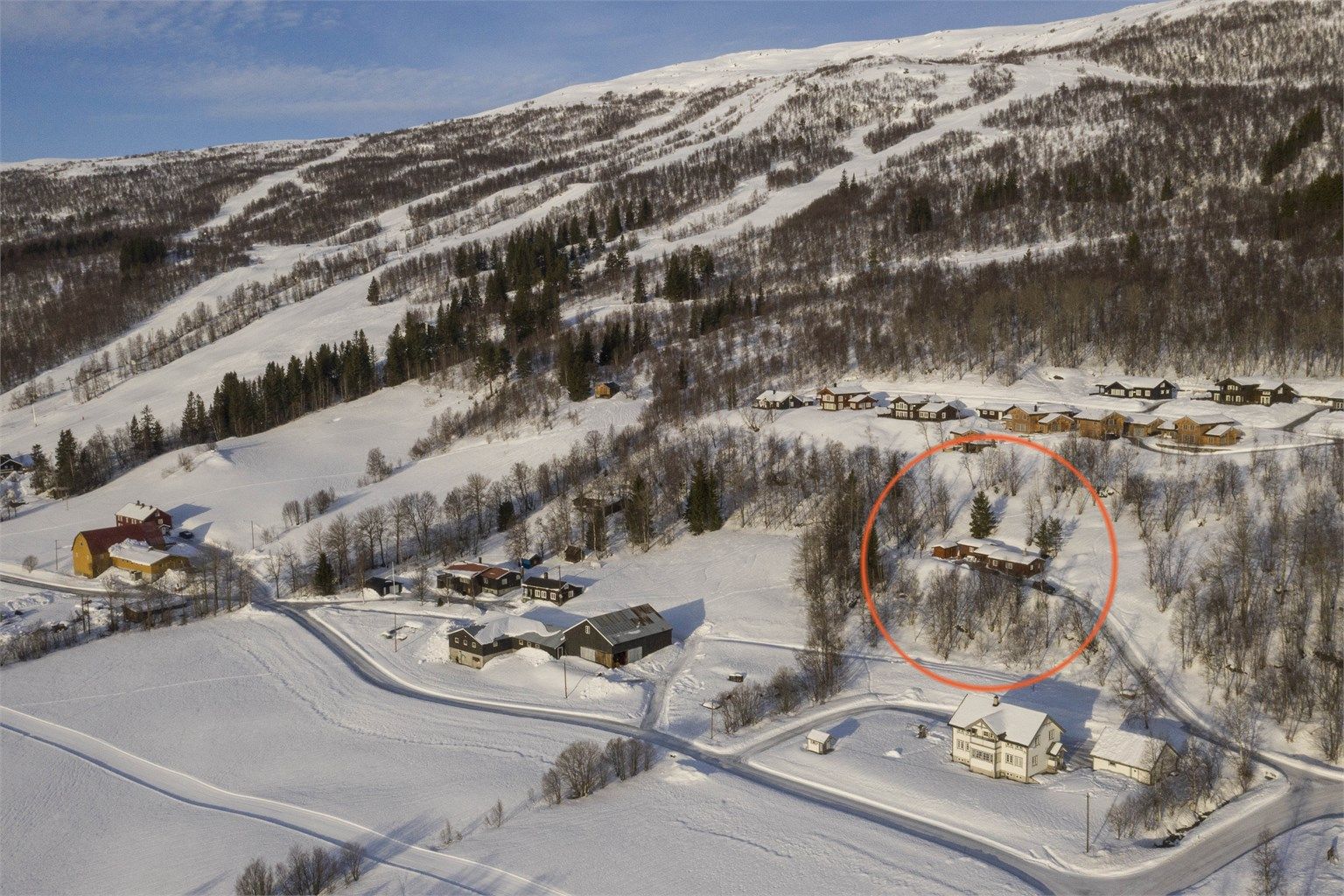 Dronebilde med litt avstand  