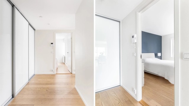 I gangens store skyvedørsgarderobe kan klærne oppbevares oversiktlig og lett tilgjengelig.