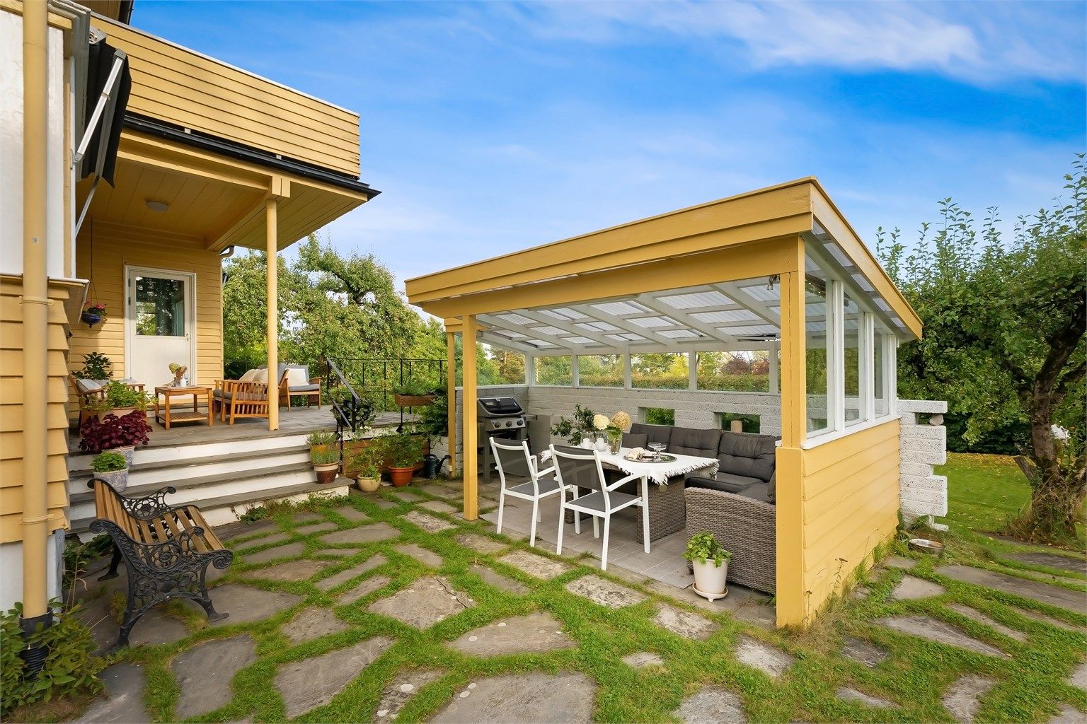 Utvendig har boligen hyggelige uteplasser både i 1. etasje og 2. etasje samt en nydelig hage med gode solforhold - perfekt for lek og moro