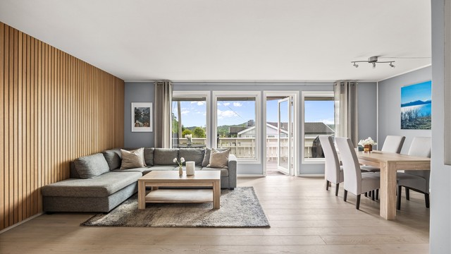 Stue - lys og romslig stue med god plass til både sofagrupper og spiseavdeling med langbord
