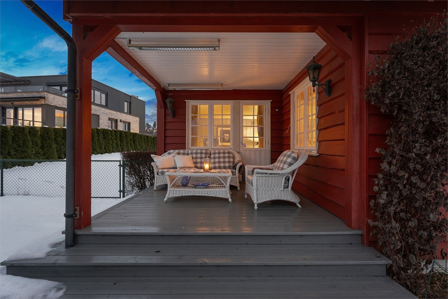 Deler av terrassen er overbygget - perfekt dersom du ønsker litt skygge eller været ikke er på topp