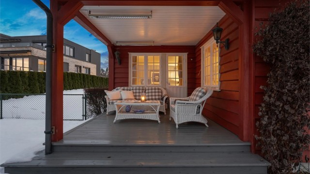 Deler av terrassen er overbygget - perfekt dersom du ønsker litt skygge eller været ikke er på topp