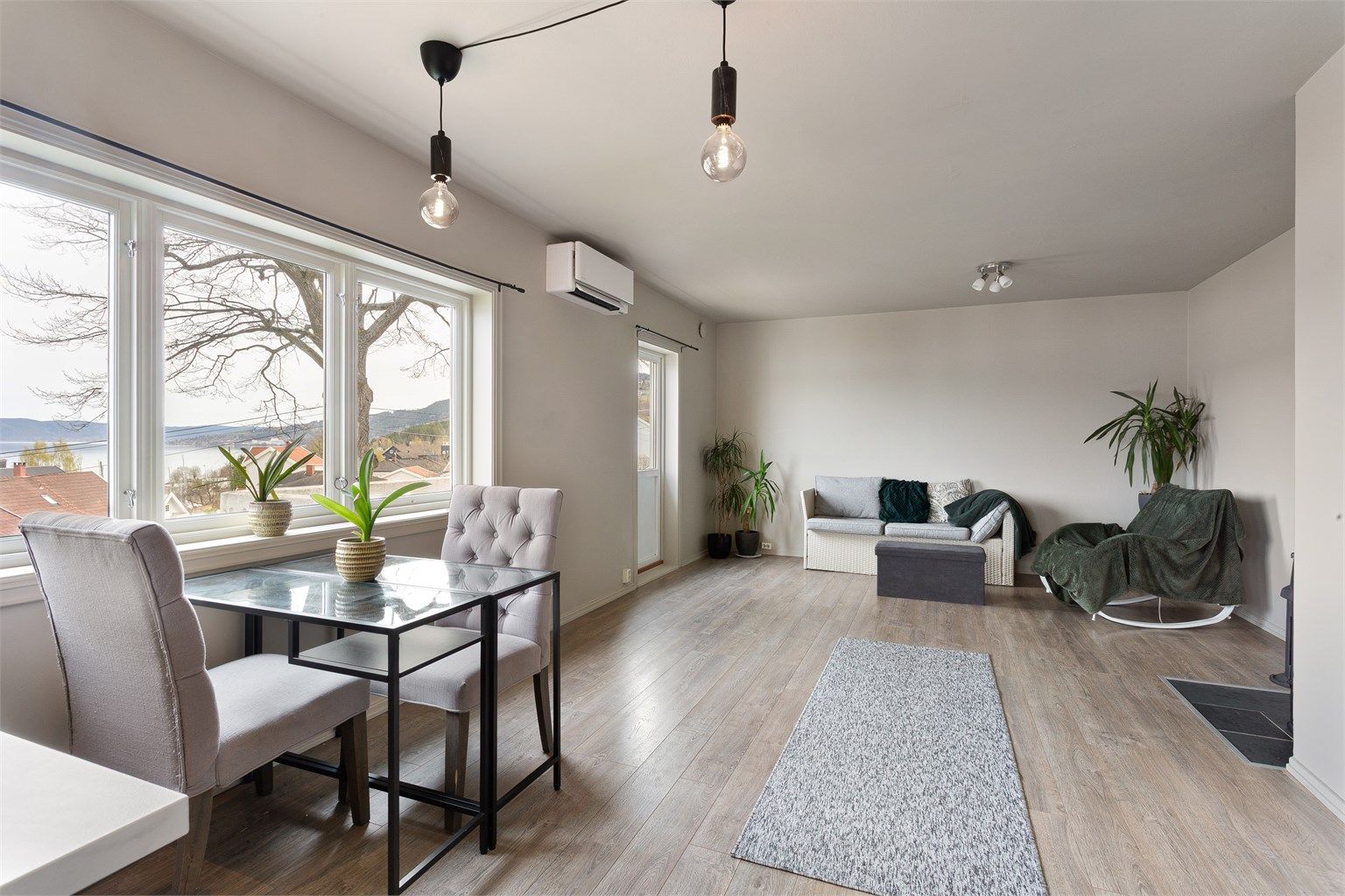 Fra stuen er det utgang til en 7 m² stor, østvendt balkong.