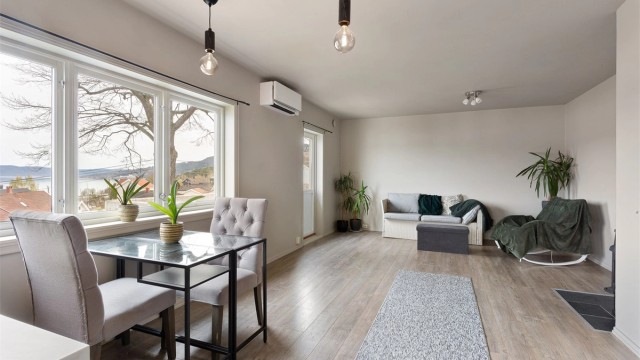 Fra stuen er det utgang til en 7 m² stor, østvendt balkong.