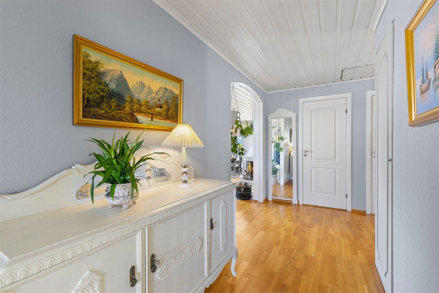Velkommen inn til en lys og romslig entré.  