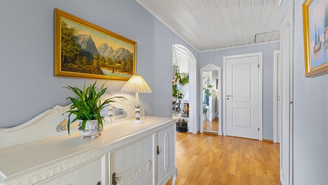 Velkommen inn til en lys og romslig entré.