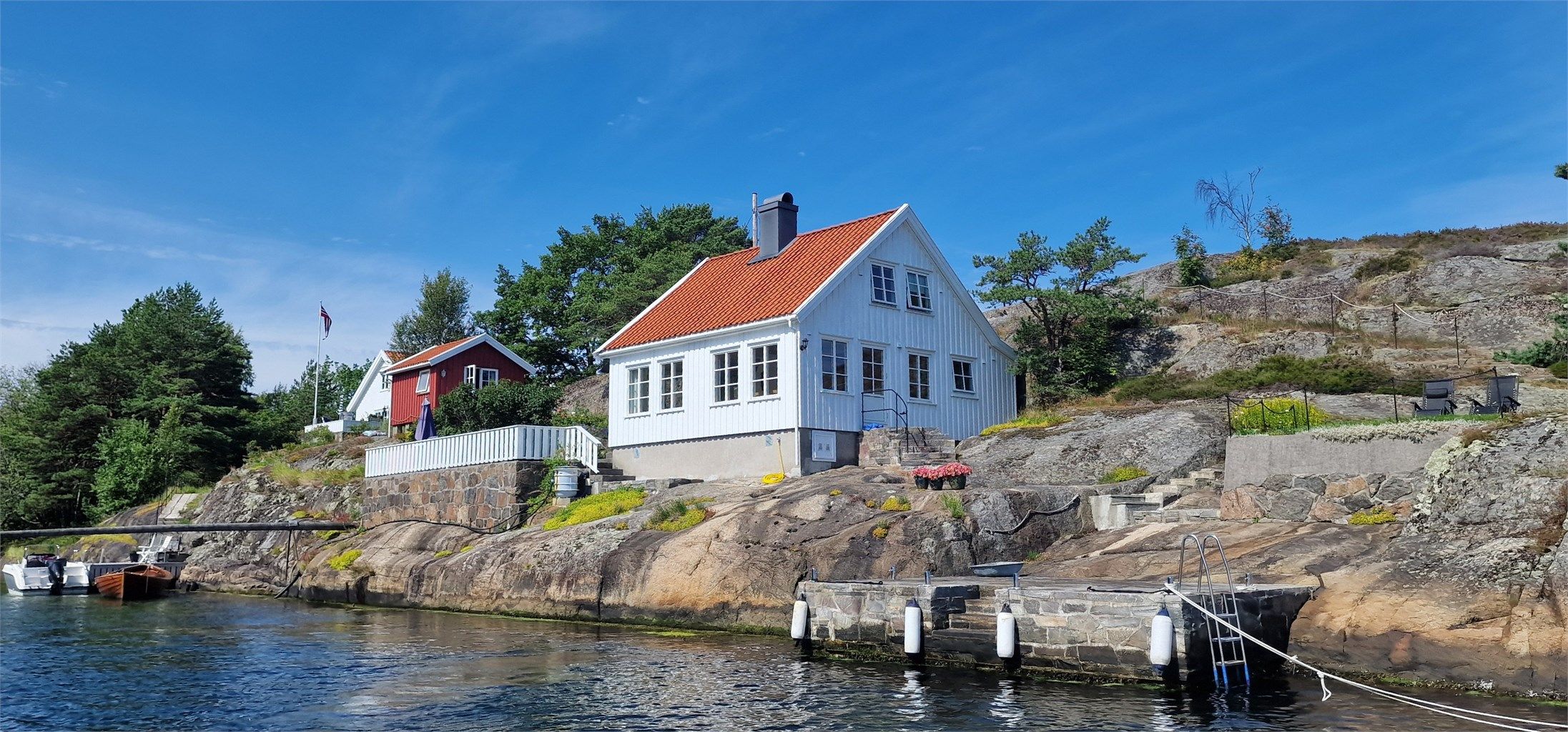 Eiendommen er velholdt og pent opparbeidet, med flere solrike uteplasser, stor terrasse og hage. 