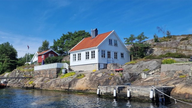 Eiendommen er velholdt og pent opparbeidet, med flere solrike uteplasser, stor terrasse og hage.