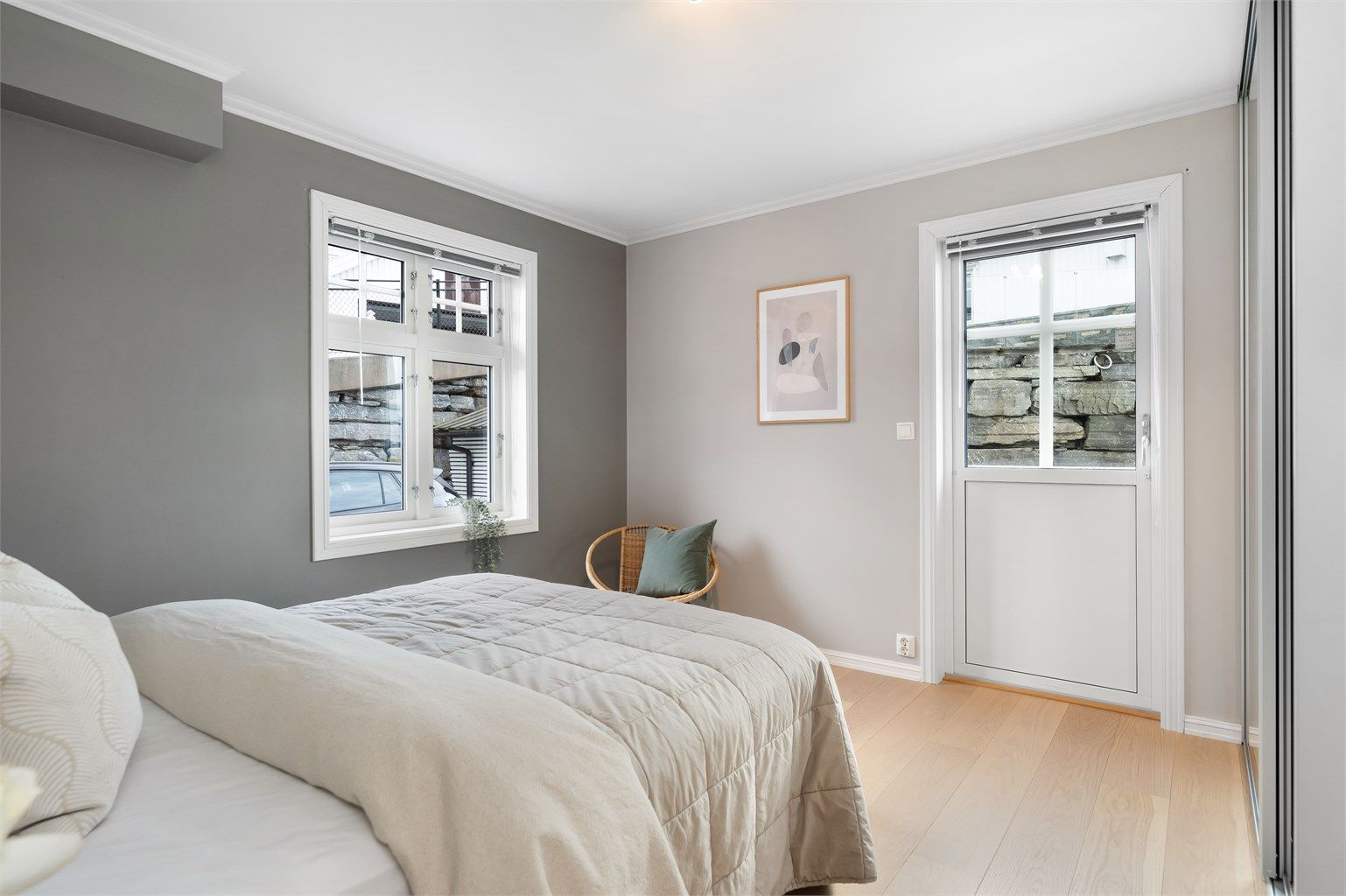 Fra soverommet er det utgang til stor uteplass