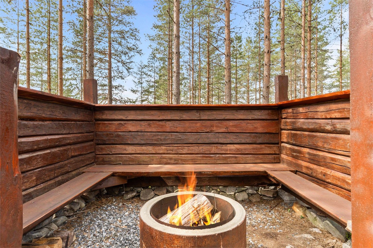 Tilrettelagt uteplass med bålpanne ved skogshusværet.