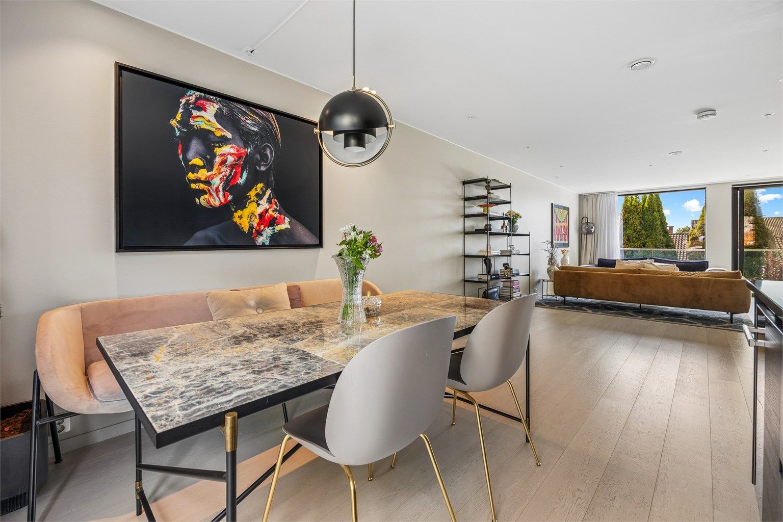 Den åpne romløsningen gir god flyt mellom spiseplassen og stuen.