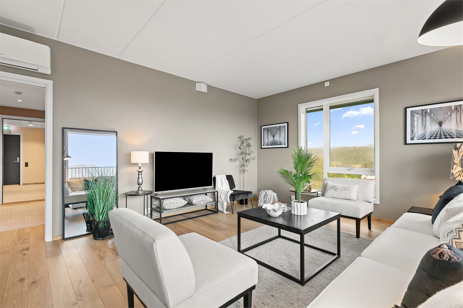 Boligen har en åpen stue- og kjøkkenløsning på ca. 30 kvm, hvor store vindusflater på to sider slipper inn rikelig med dagslys og gir et luftig preg. 