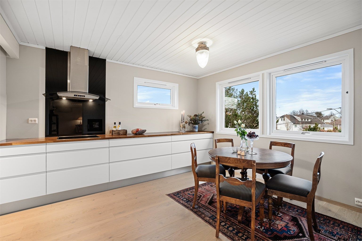 Kjøkkenet har en egen sone for spisegruppe dersom en ønsker å benytte dette i hverdagen. 