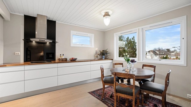 Kjøkkenet har en egen sone for spisegruppe dersom en ønsker å benytte dette i hverdagen.
