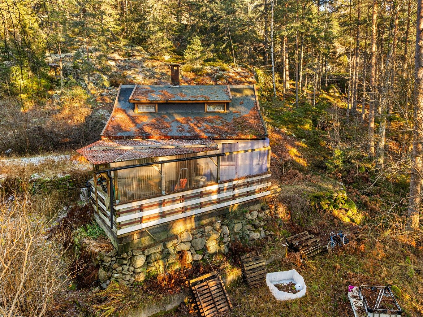 Eneboligen har ikke vært bebodd i senere år. Den har et betydelig forfall og er å betrakte som kondemnabel.