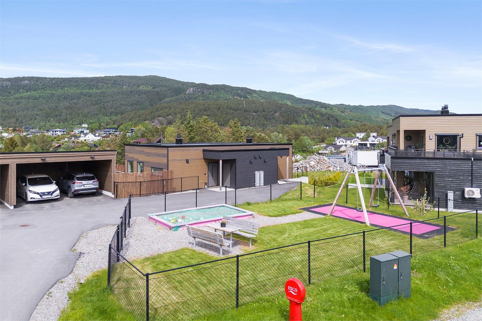 Det er opparbeidet flere lekeplasser i boligfeltet, og alle er fargekoordinert som hverdagen litt enklere. Denne lekeplassen er plassert på boligens bakside