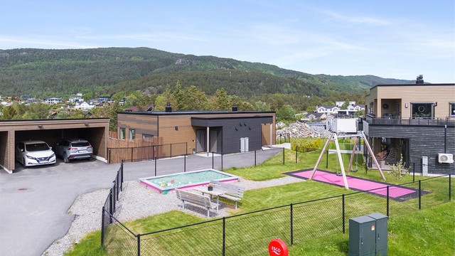 Det er opparbeidet flere lekeplasser i boligfeltet, og alle er fargekoordinert som hverdagen litt enklere. Denne lekeplassen er plassert på boligens bakside