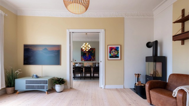 Stuen har en lekker peissovn fra 2012 som skaper en varm og lun atmosfære.