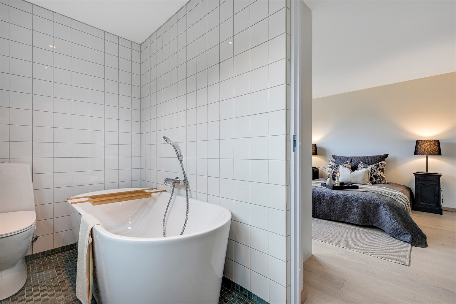 Badet ligger praktisk til i tilknytning til soverommet.