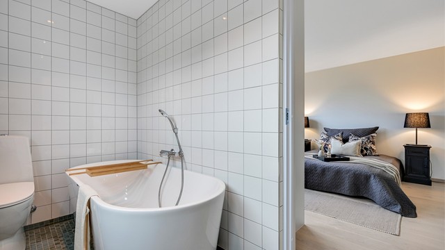 Badet ligger praktisk til i tilknytning til soverommet.