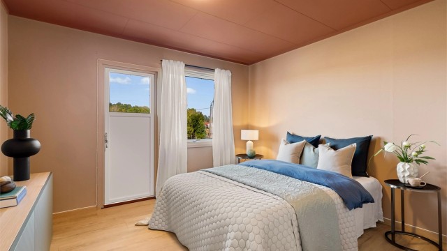 Hovedsoverommet har rikelig med plass komfortabel seng og øvrig innredning. Det er også egen utgangsdør til luftebalkong.
