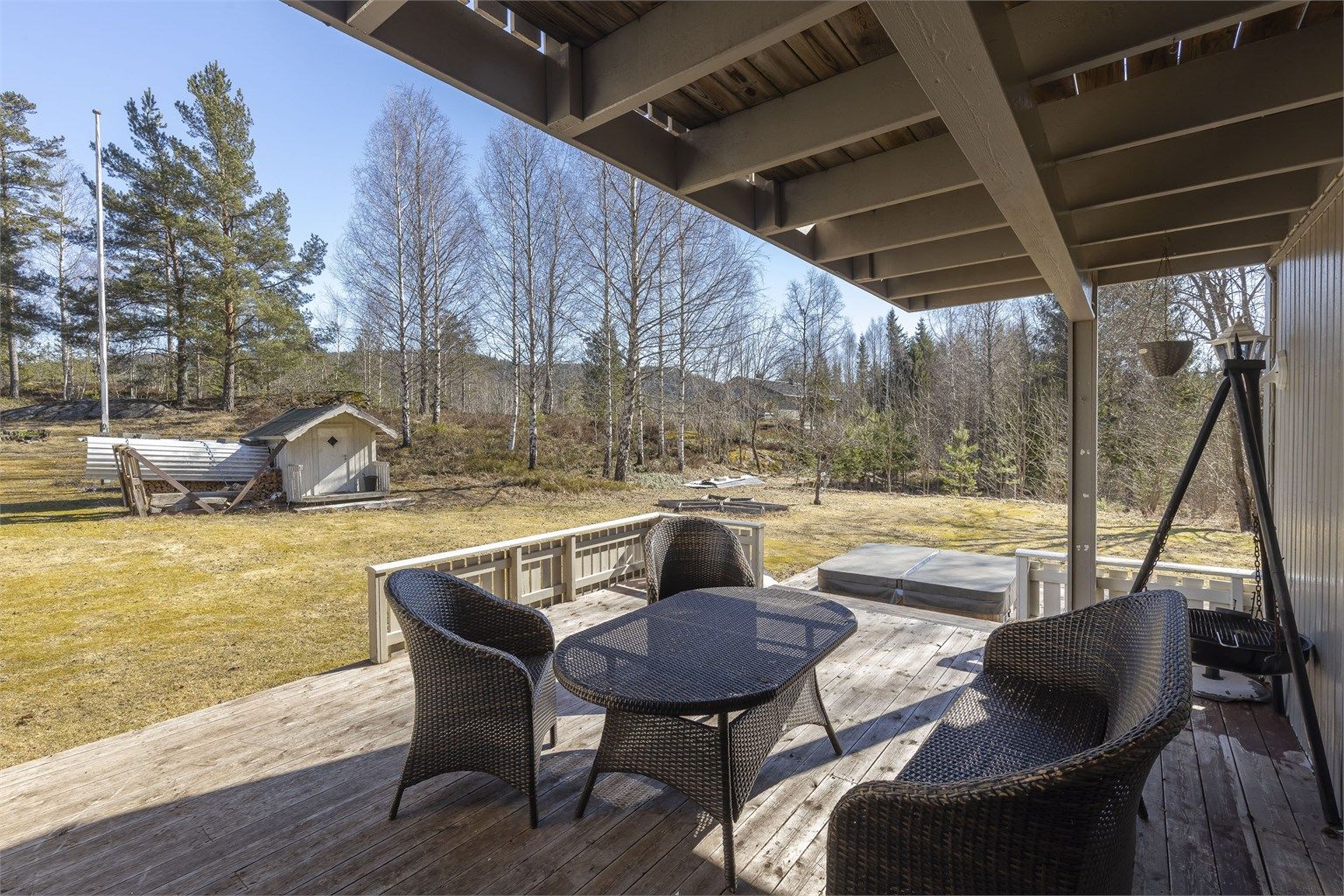 Solrikt og usjenert terrasseområde med god plass til sittegruppe.
