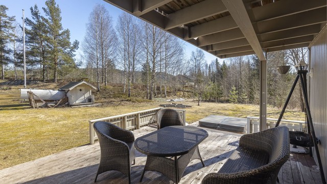 Solrikt og usjenert terrasseområde med god plass til sittegruppe.