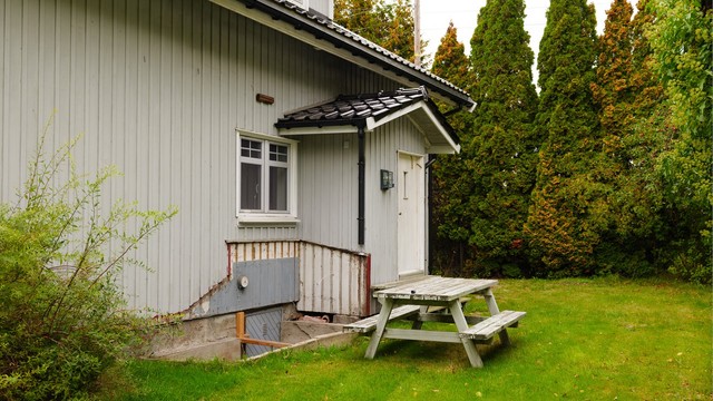Kjeller er tilgjengelig på utvendig trapp som tidligere har vært overbygget. Krypkjeller ble støpt igjen av fagpersonell sommeren 2026.