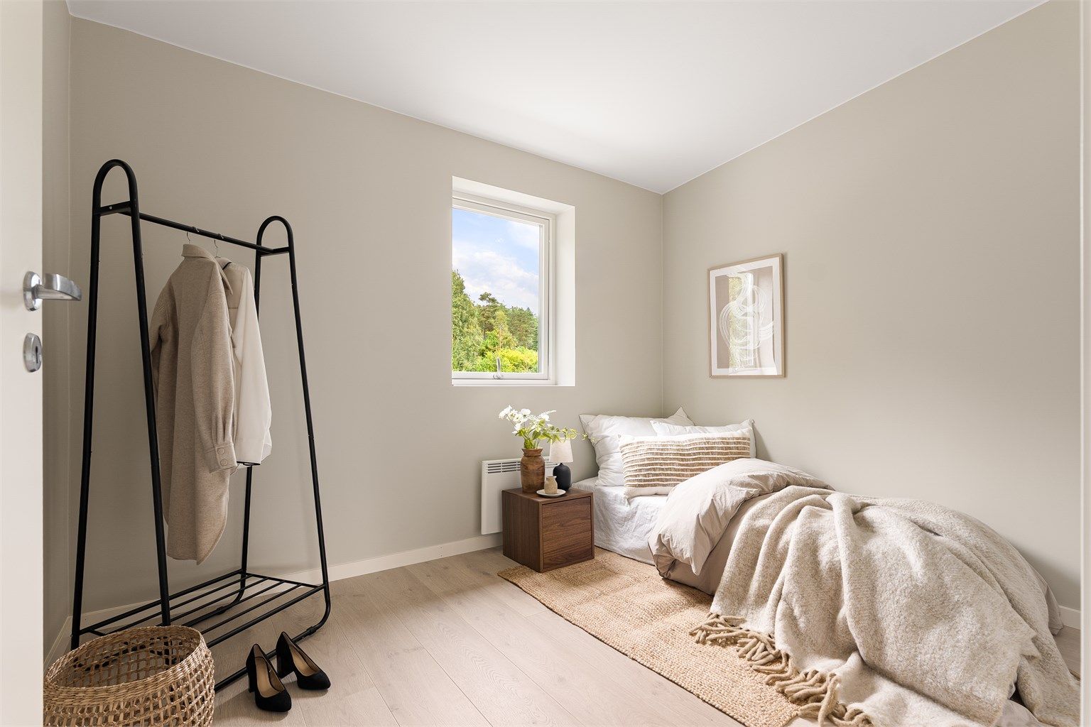 Lyst og romslig soverom med downlights i himling.