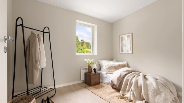 Lyst og romslig soverom med downlights i himling.