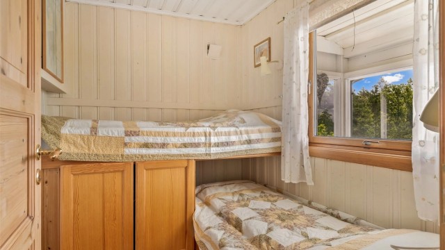 Soverommene i den opprinnelige delen har plassbygde senger og skap som utnytter rommet godt.