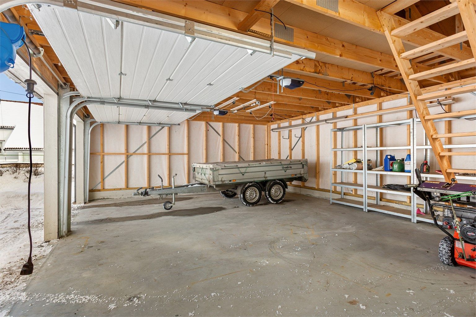 Romslig garasje med lagringsloft. Oppgang via innvendig trapp. Loftet er målt til ca. 28 kvm. Grunnet skråtak er ikke arealet måleverdig.
