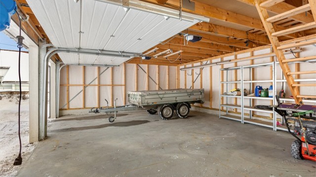Romslig garasje med lagringsloft. Oppgang via innvendig trapp. Loftet er målt til ca. 28 kvm. Grunnet skråtak er ikke arealet måleverdig.
