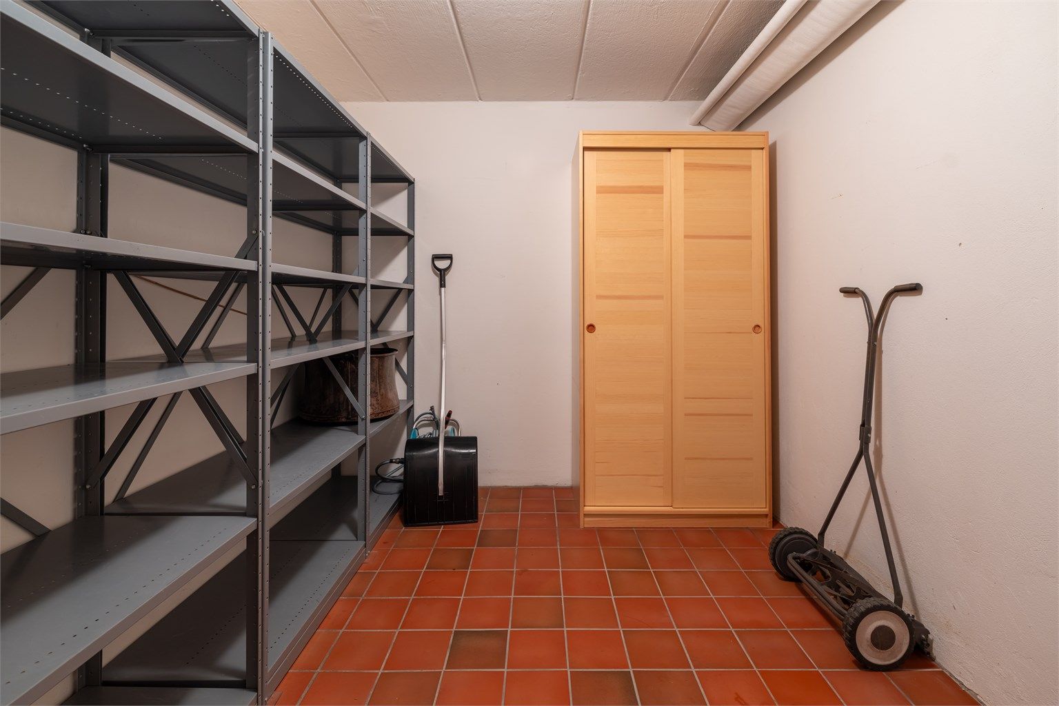 Det to romslige boder i kjelleren.