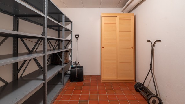 Det to romslige boder i kjelleren.