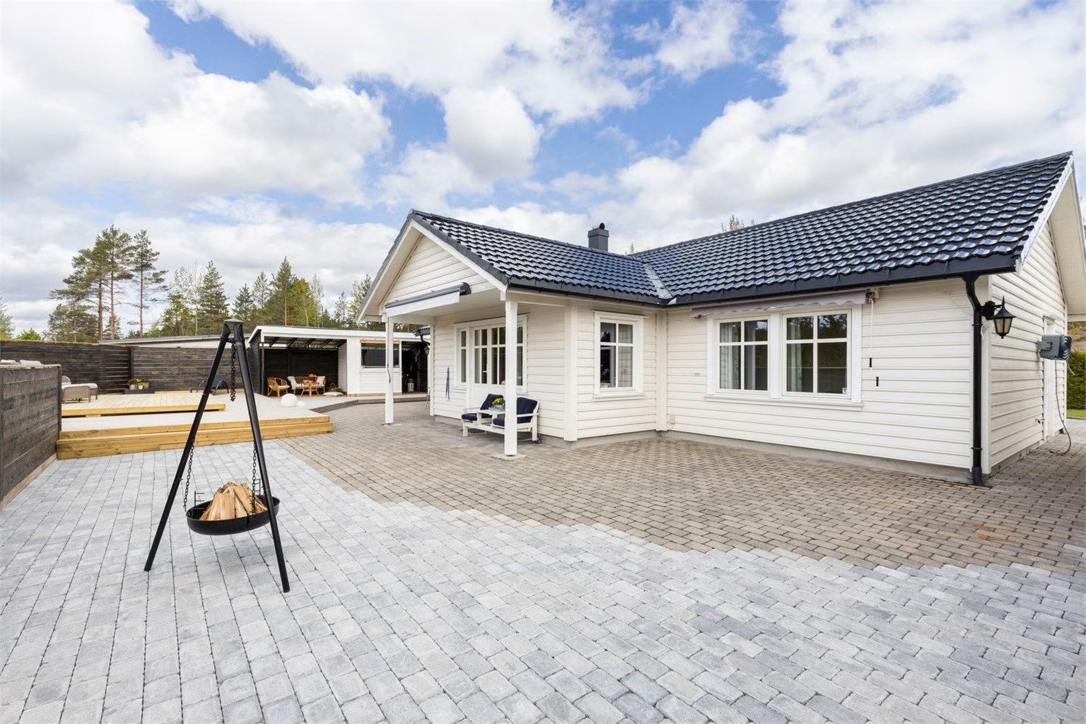 Det er belegningsstein og plattinger rundt hele boligen