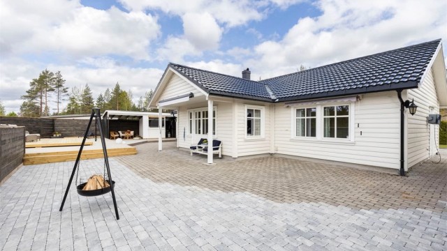 Det er belegningsstein og plattinger rundt hele boligen