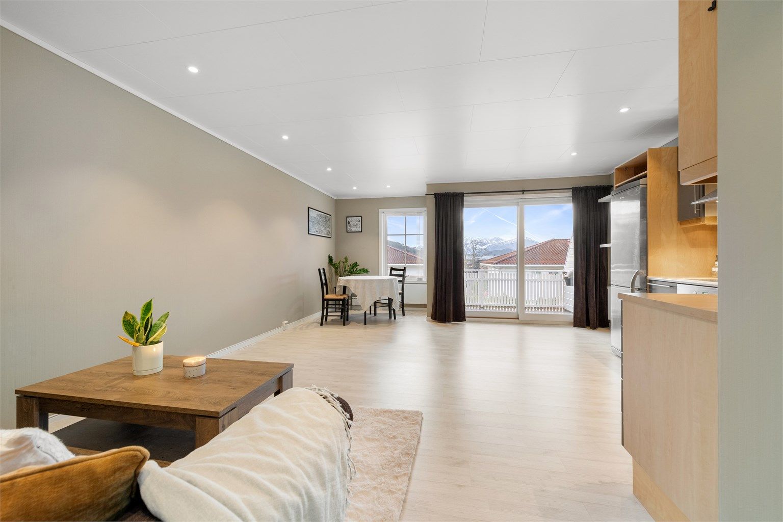 Stue og kjøkken i åpen løsning