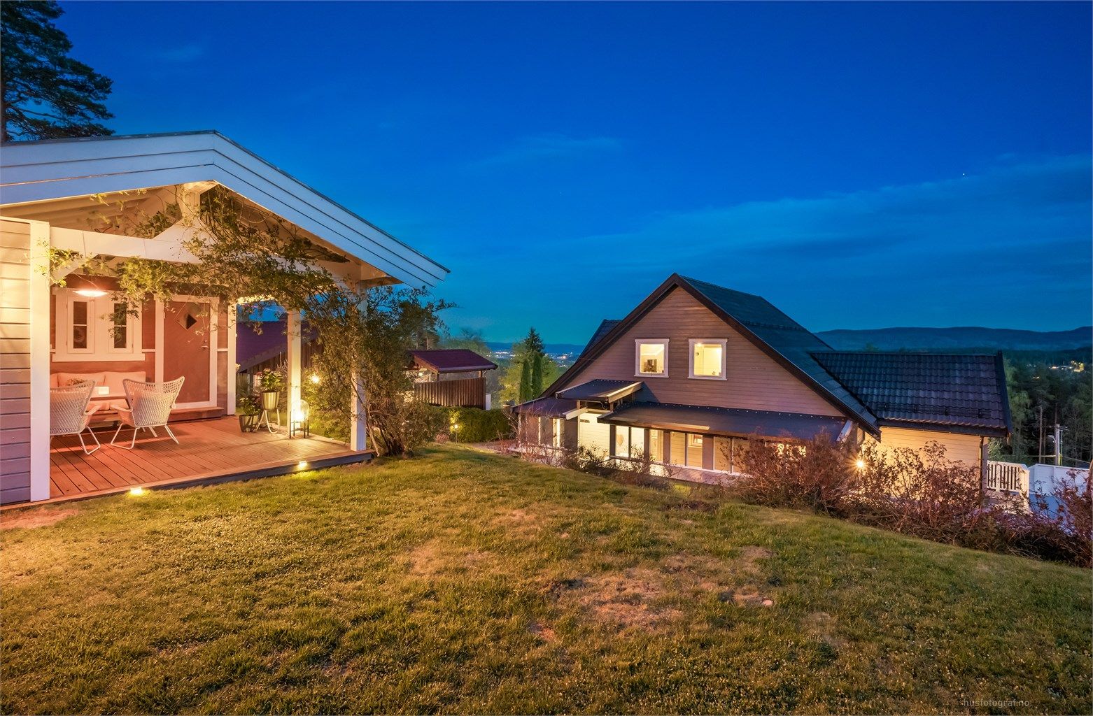 Boligen ligger fint til på et høydedrag med fritt utsyn og meget gode solforhold.