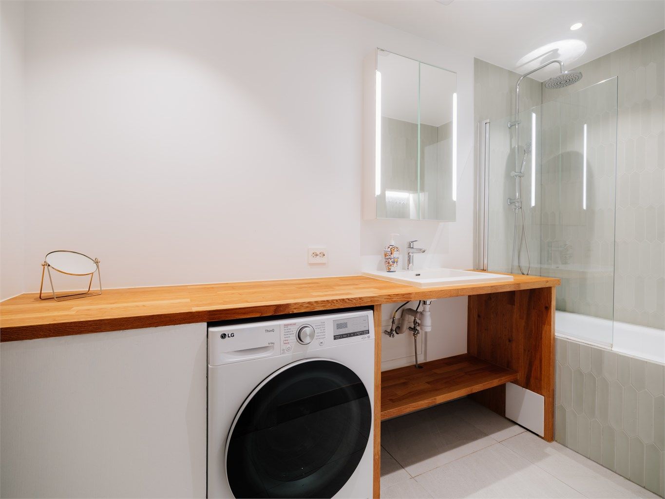 Baderom fra 2023 med flislagt gulv og gulvvarme.