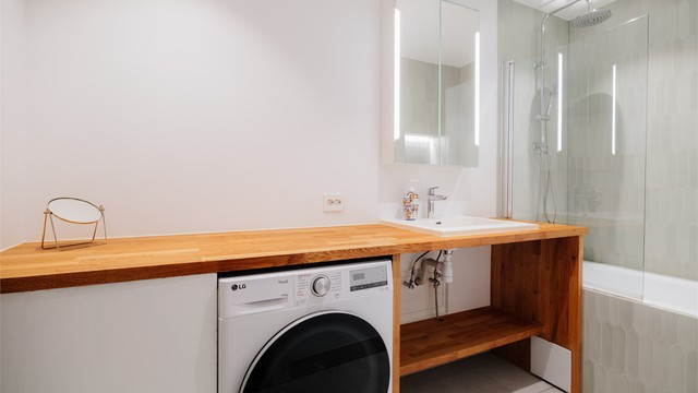 Baderom fra 2023 med flislagt gulv og gulvvarme.