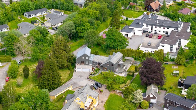 Etablert og barnevennlig nabolag med kort gangavstand til skoler og barnehager.