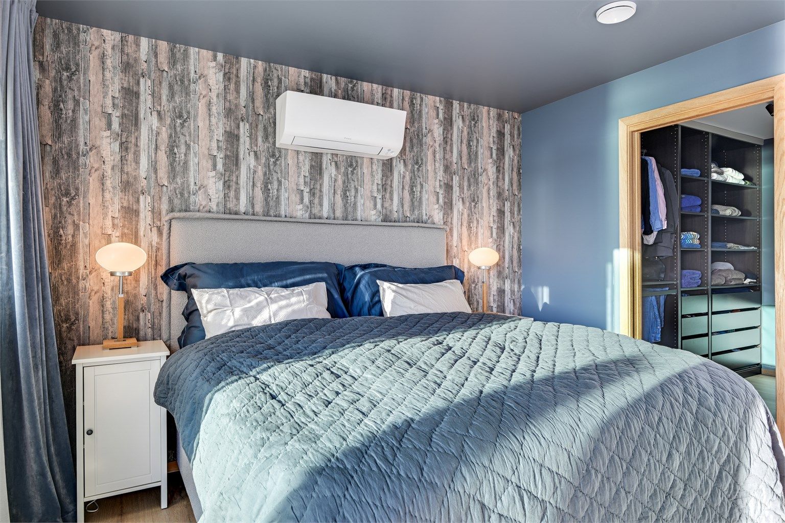 God plass til dobbeltseng og tilhørende møblement. 