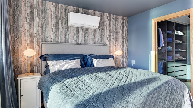 God plass til dobbeltseng og tilhørende møblement.